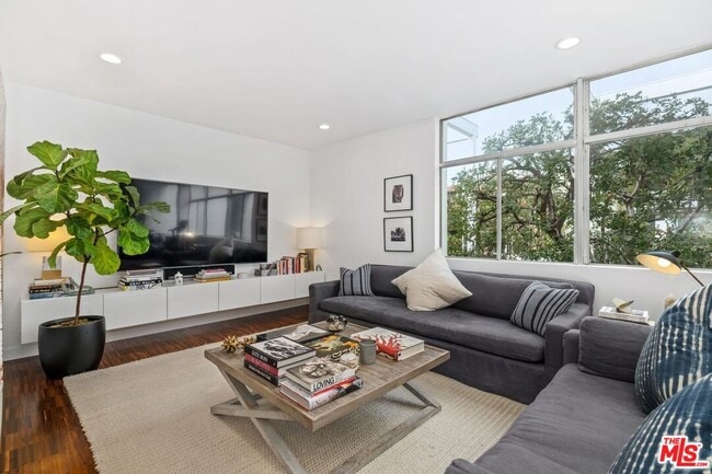 7960 Selma Ave in Los Angeles, CA - Building Photo - Building Photo