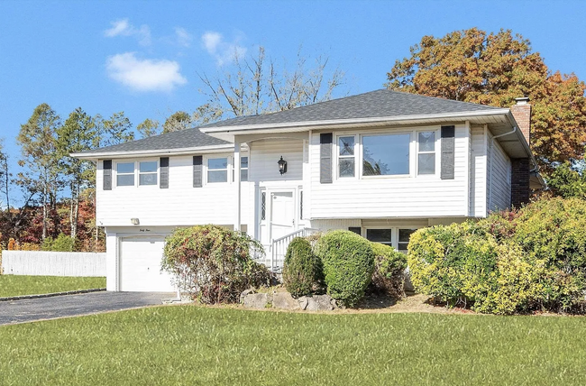 44 Peppermint Rd in Commack, NY - Building Photo - Building Photo