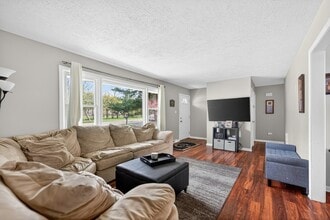 33356 N Sears Blvd in Grayslake, IL - Foto de edificio - Building Photo