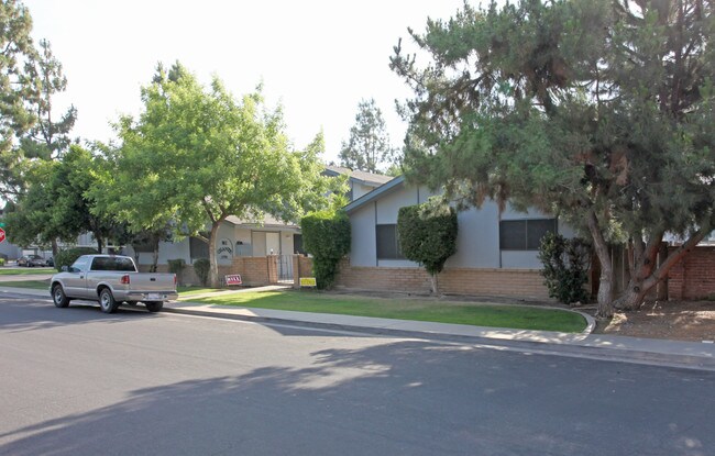 1090 N Bates Ave in Dinuba, CA - Foto de edificio - Building Photo