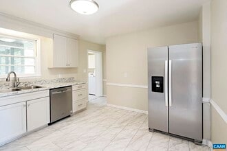 2219 Greenbrier Dr in Charlottesville, VA - Building Photo - Building Photo