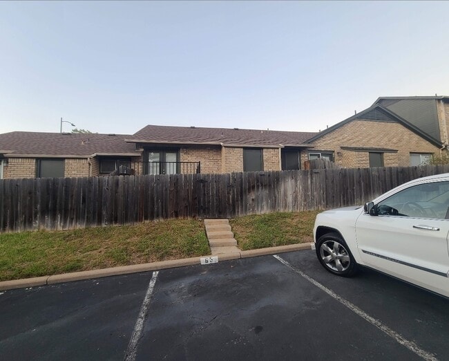 property at 1015 E Yager Ln
