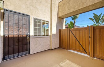 La Roca Plaza 1 Month Free in Santee, CA - Foto de edificio - Building Photo