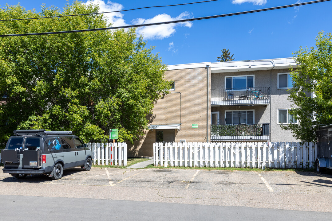 Pembroke House in Red Deer, AB - Building Photo