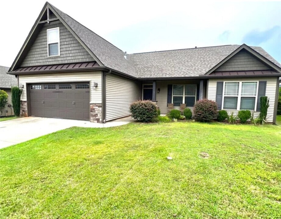 325 S Stonegate Dr in Seneca, SC - Building Photo