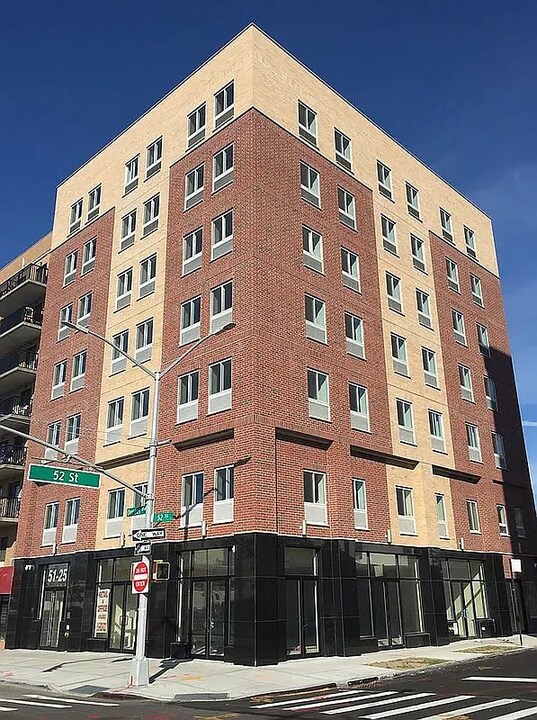51-25 Queens Blvd in Queens, NY - Building Photo