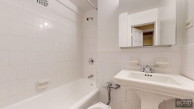 95 Christopher St in New York, NY - Building Photo - Building Photo