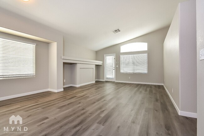 8116 Dinsmore Dr in Las Vegas, NV - Building Photo - Building Photo