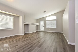 8116 Dinsmore Dr in Las Vegas, NV - Building Photo - Building Photo