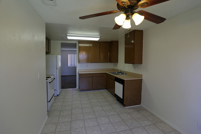 Sunset Pointe Apartments in Barstow, CA - Building Photo - Interior Photo