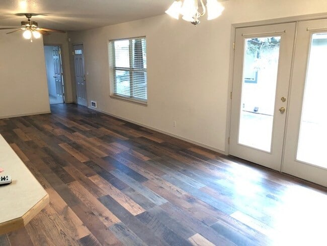 property at 923 E Cascade Ave