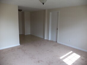 1905 Seward Dr in Hampton, VA - Building Photo - Building Photo