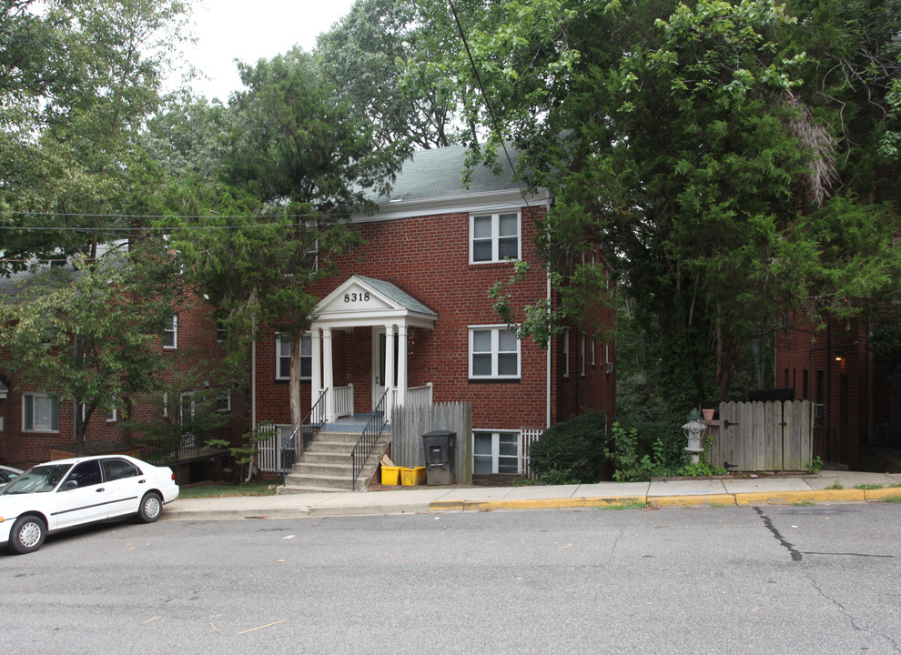 8318 Roanoke Ave in Takoma Park, MD - Foto de edificio