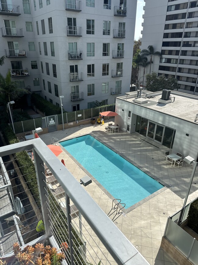 645 W 9th St, Unit 540 in Los Angeles, CA - Building Photo - Building Photo