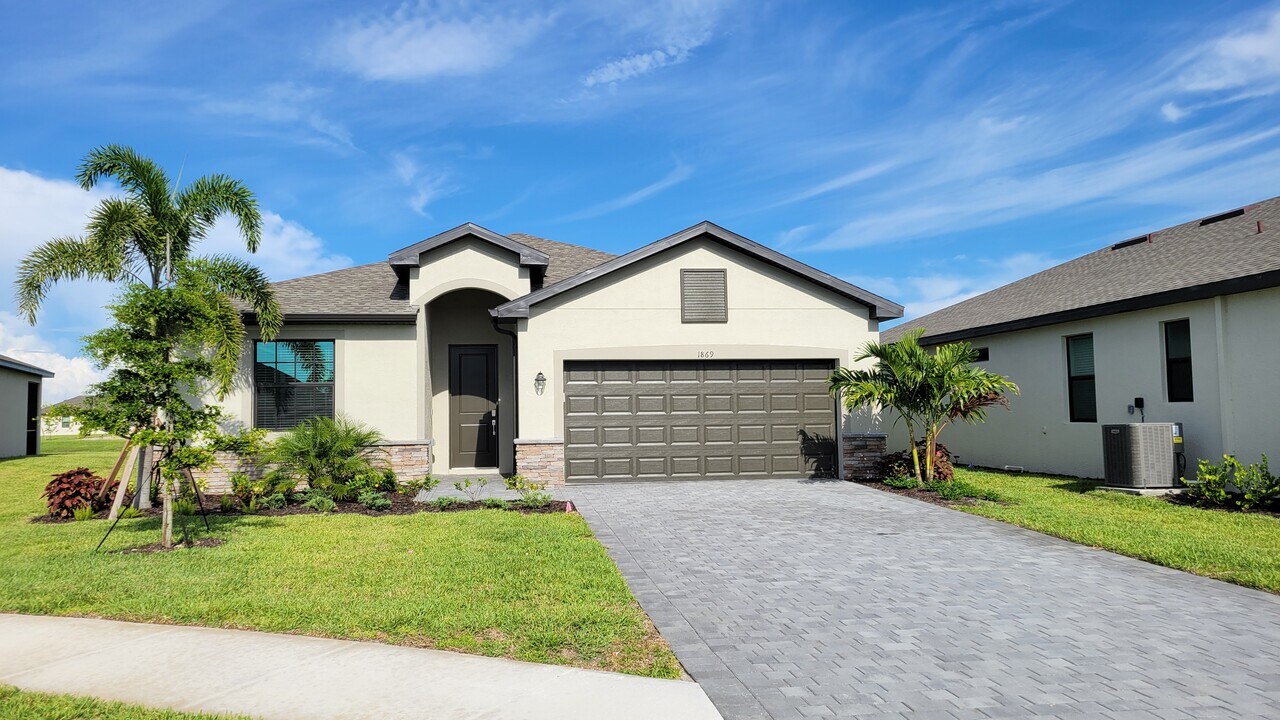 1869 Crossvine Ct in Port Charlotte, FL - Building Photo