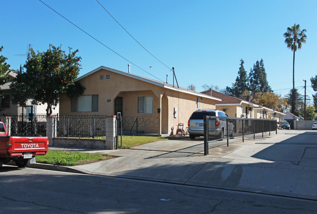 224 W Elm Ave in Burbank, CA - Building Photo