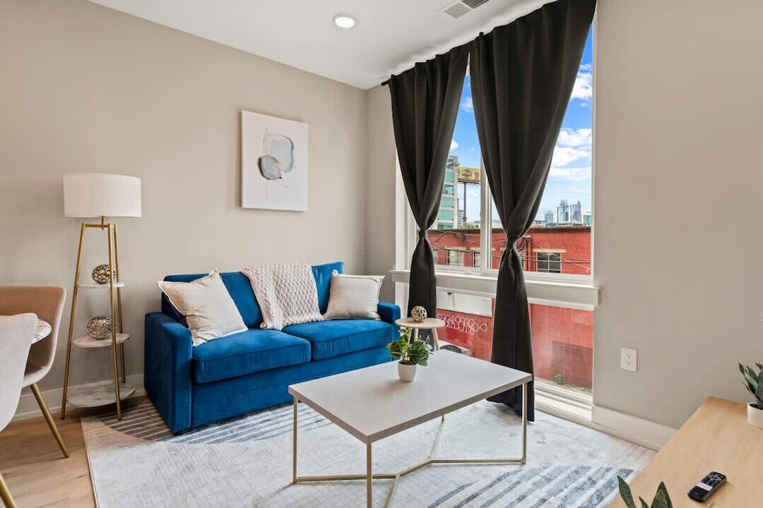 916 N Delaware Ave in Philadelphia, PA - Building Photo