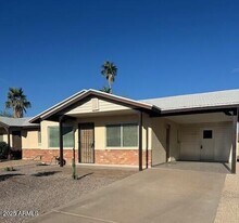 2136 E Betty Elyse Ln in Phoenix, AZ - Building Photo