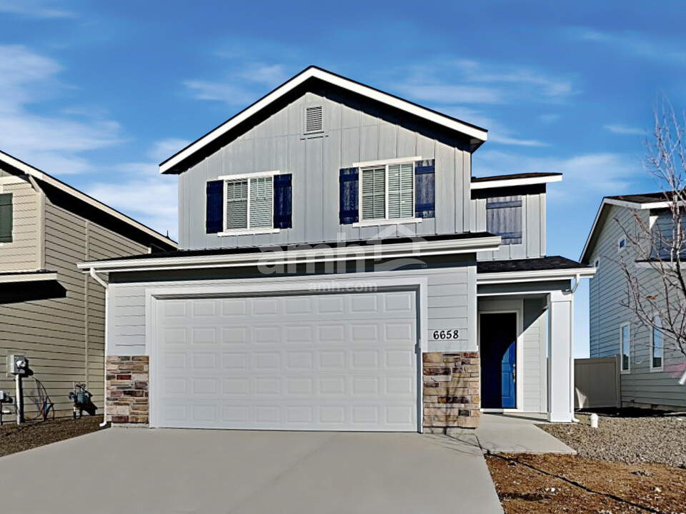 6658 Spriggel St in Meridian, ID - Building Photo