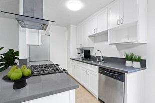 Gale Apartments in Beverly Hills, CA - Building Photo