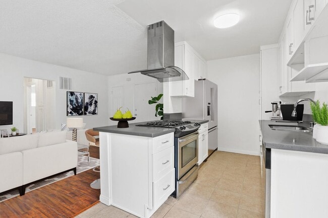 Gale Apartments in Beverly Hills, CA - Building Photo - Building Photo