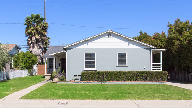 8704 El Manor Ave in Los Angeles, CA - Foto de edificio - Building Photo