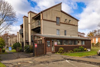 Breezewood Condominiums in East Haven, CT - Building Photo - Building Photo