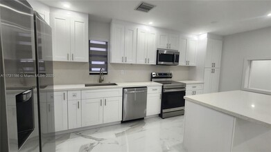10330 SW 35th St in Miami, FL - Building Photo - Building Photo