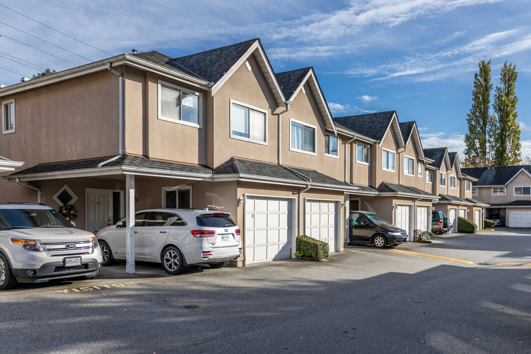 Oakviews in Richmond, BC - Building Photo