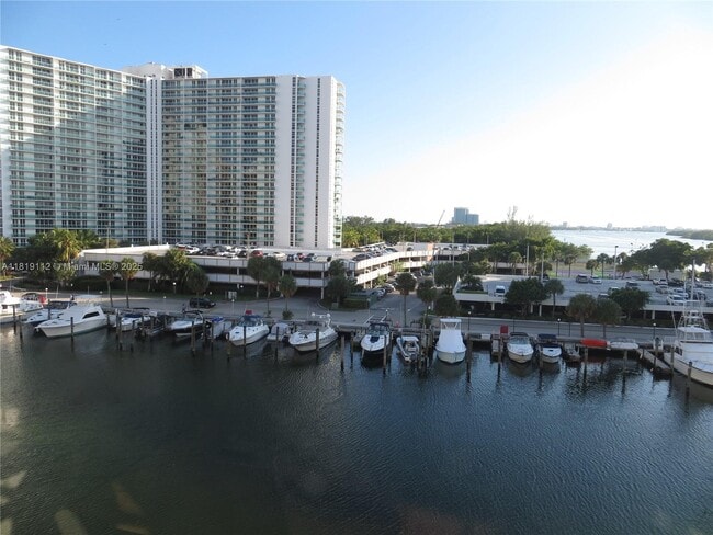 220 Kings Point Dr in Sunny Isles Beach, FL - Foto de edificio - Building Photo