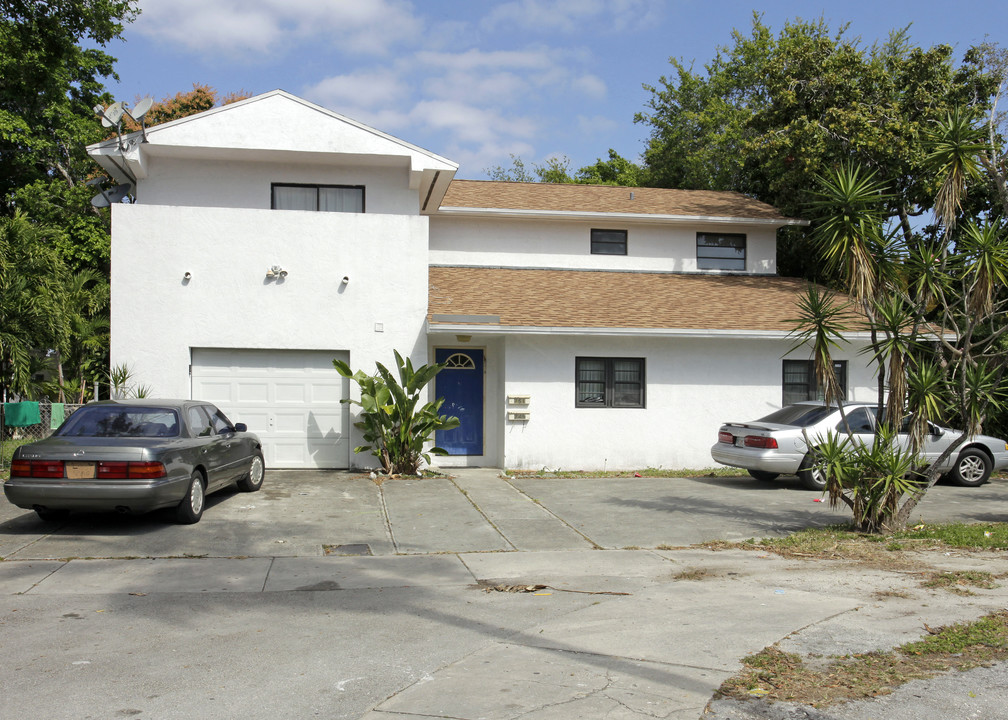 749 NE 122nd St in Miami, FL - Foto de edificio