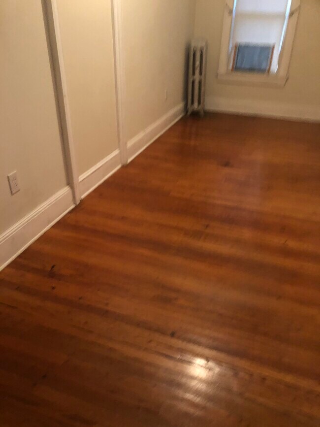 63 Main St, Unit 1 in Dallas, PA - Foto de edificio - Building Photo