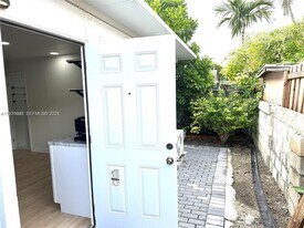 8235 SW 41st Terrace in Miami, FL - Building Photo