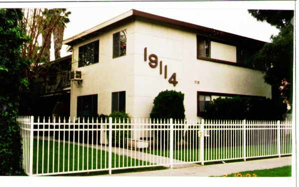 19114 Sherman Way in Reseda, CA - Foto de edificio - Building Photo