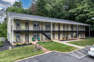 Bethabara Village in Winston-Salem, NC - Foto de edificio - Building Photo