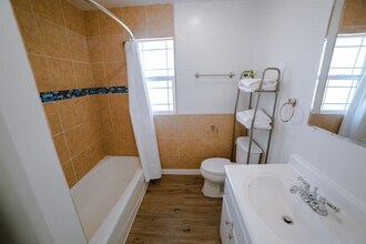 5648 Berkshire Dr in Los Angeles, CA - Building Photo - Building Photo