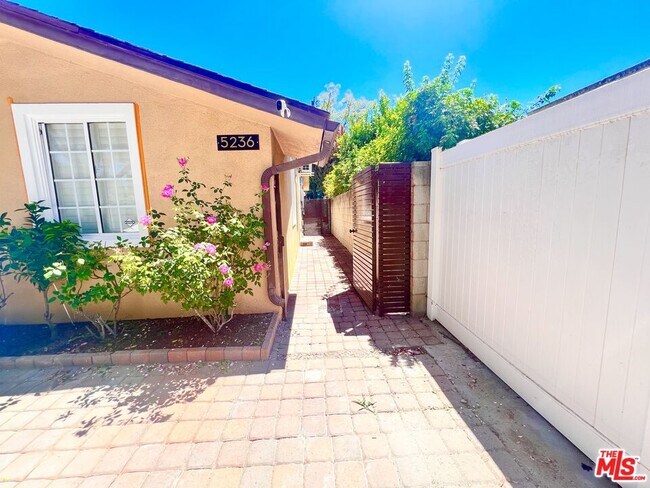5236 Buffalo Ave in Los Angeles, CA - Building Photo - Building Photo