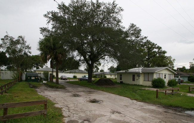 2315 Mango Ave in Sarasota, FL - Foto de edificio - Building Photo