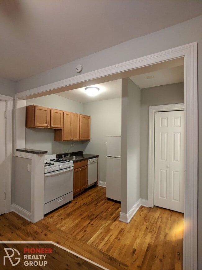 833 W Wolfram St, Unit 3 in Chicago, IL - Foto de edificio - Building Photo