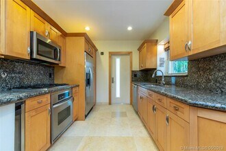 1735 Bay Dr in Miami Beach, FL - Foto de edificio - Building Photo