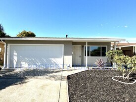 555 Bridge St in Watsonville, CA - Building Photo