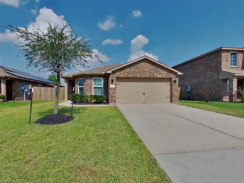 2417 Regatta Ln in Texas City, TX - Building Photo