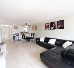 6960 Miami Gardens Dr in Hialeah, FL - Building Photo - Building Photo