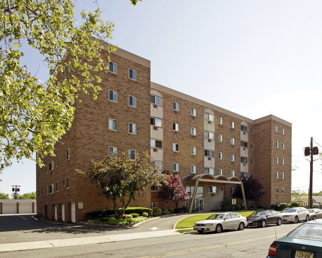 The Johnson House in Hackensack, NJ - Foto de edificio - Building Photo