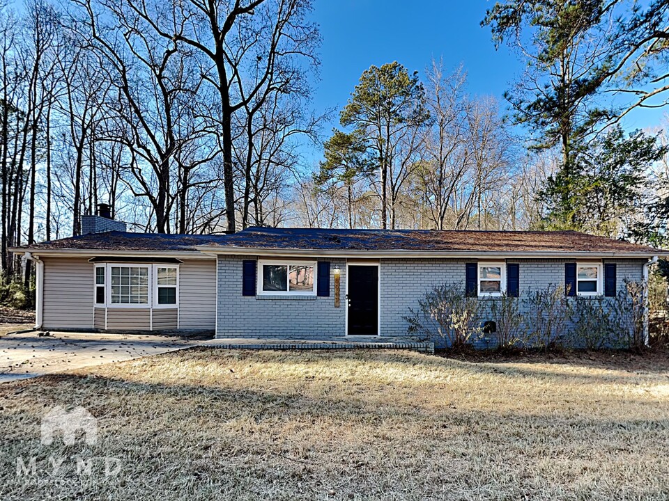 8947 Clover Ln in Lithia Springs, GA - Building Photo