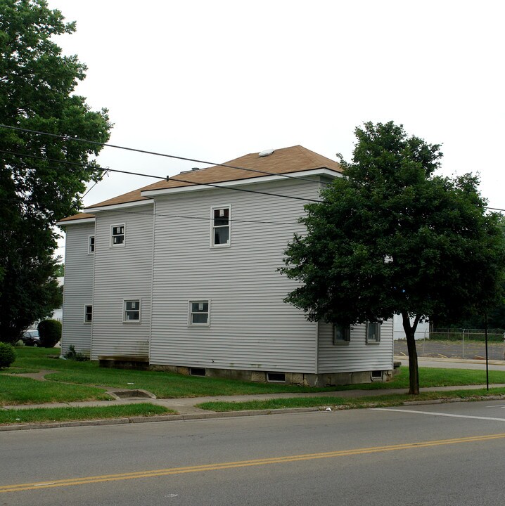 824 S Yellow Springs St in Springfield, OH - Foto de edificio