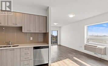 220 Cannon St E in Hamilton, ON - Building Photo - Building Photo