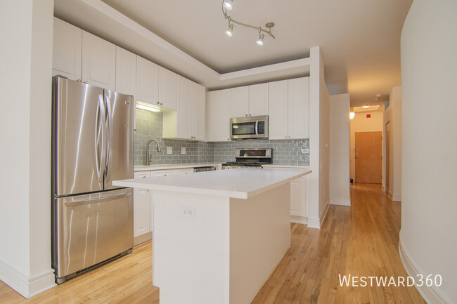 212 W Washington St in Chicago, IL - Building Photo - Building Photo