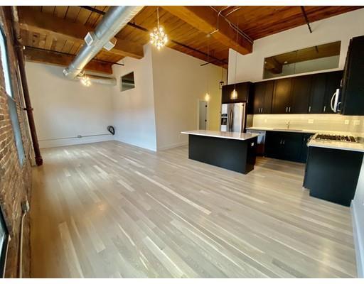 491 Dutton St in Lowell, MA - Building Photo