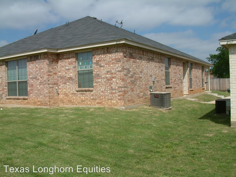 2113 Ragland Rd in Mansfield, TX - Building Photo